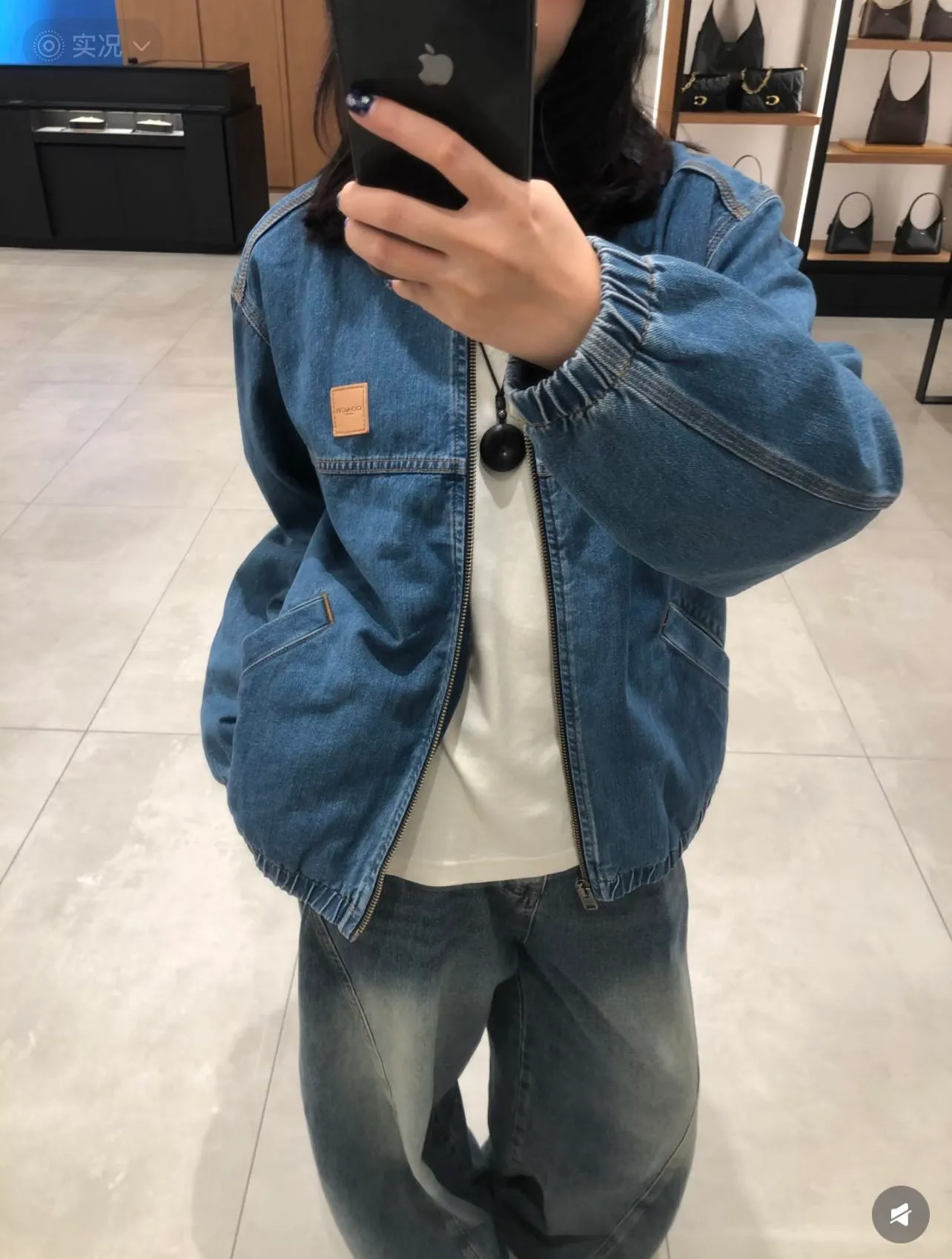 Model pictures provided New arrival in early spring! COH men's American Retro workwear Detroit washed distressed denim lapel cotton splicing zipper jacket, very Retro Blue denim, denim will never go out of style. The upper body of various experts shows how handsome he is. This style is very casual yet a bit gentlemanly. It is not so ostentatious, but the upper body makes the whole person look tall and elegant. All you need to do is wear this jacket. You don’t have to think about the overall matching, it’s casual and fashionable to wear casually. This can be worn by both men and women, and the fit is very correct. Shipped by a trading company and produced on a large assembly line, the quality is absolutely superb. The overall wiring is smooth and neat, and the inner lining is made of pure cotton, which is breathable and comfortable and has excellent skin fit. It's definitely the quality that goes in and out of the mall. The whole set of hardware is made by Koujia with logo letters. The texture of ancient silver matches the whole dress very well. The Genuine Leather leather label on the front chest is beautifully embellished. Really high quality. The shopkeeper’s own money. 🤗🤗🤗 Color: Washed Retro denim blue Size: M-XXL (equivalent to M-XXL) Fabric: Denim (Composition: Cotton) M size: Length 68CM Bust 118CM Shoulder width 53CM Sleeve length 62CM (Reference height 165-170CM Weight 110-130 catties) L size: Length: 70CM Bust 122CM Shoulder width 54CM, sleeve length 63CM (reference height 170-175CM, weight 130-150 catties) XL code: length: 72cm, bust: 126cm shoulder width: 55cm, sleeve length: 64cm (reference height 175-180CM, weight 145-165 catties) XXL code: length: 74cm, bust: 130cm, shoulder width: 56cm Sleeve length: 65cm (reference height 180-185CM, weight 165-185 catties)